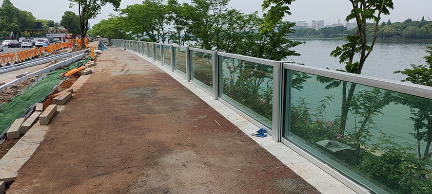 “兼具防洪、防风”高颜值”-良成“玻璃防洪墙”助力浙江河道防洪系统