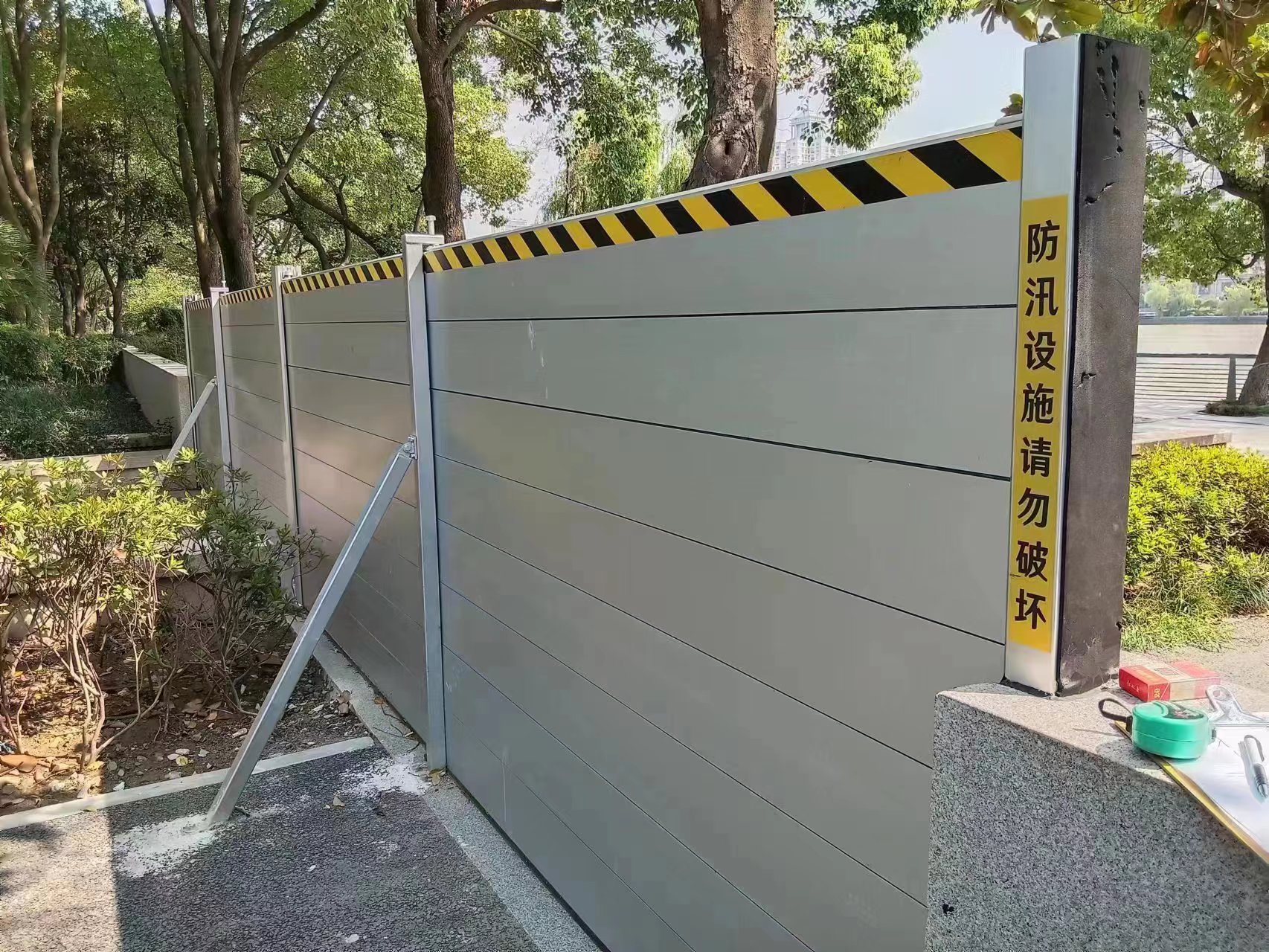 良成新式铝合金防洪墙亮相姚江边